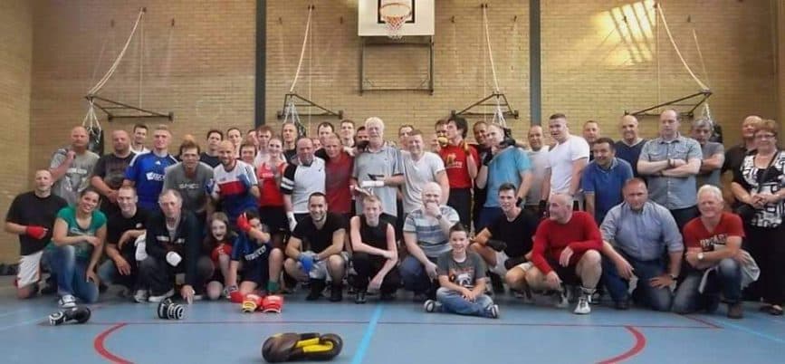 Groepsfoto van de leden van de Goudse Boksvereniging in de gymzaal