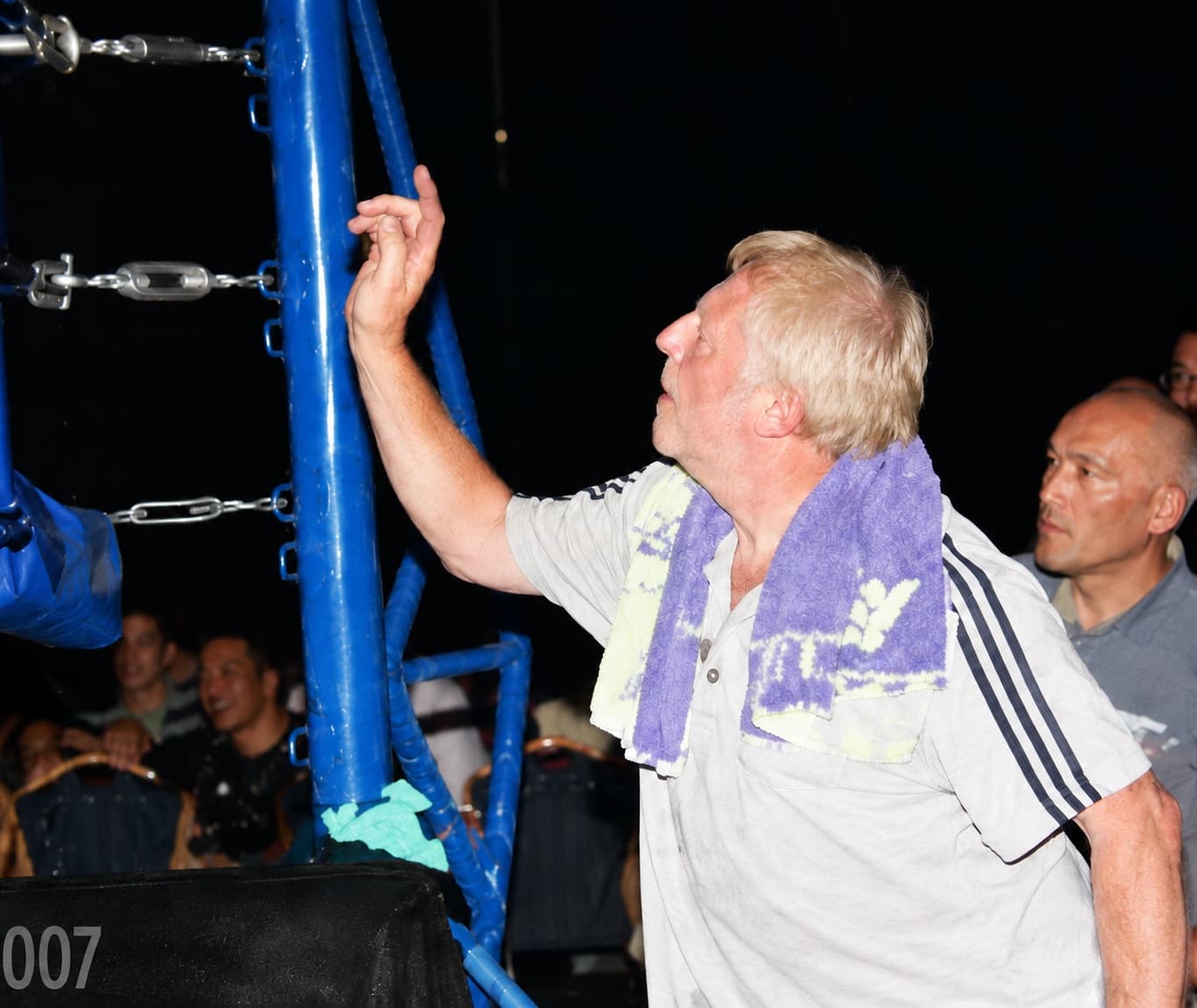 Hoofdtrainer Arie van Gemeren aan de rand van de boksring