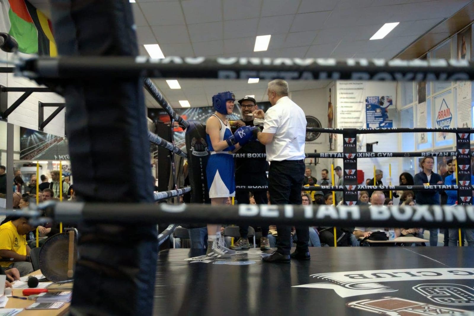 Simone in de ring tijdens een bokswedstrijd, met de scheidsrechter
