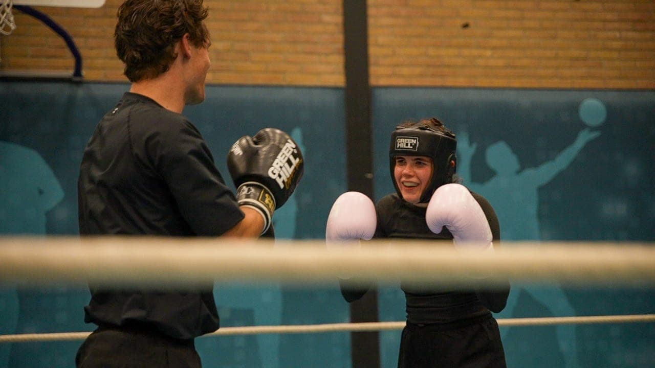 Simone met hoofdbeschermer tijdens het sparren op de training