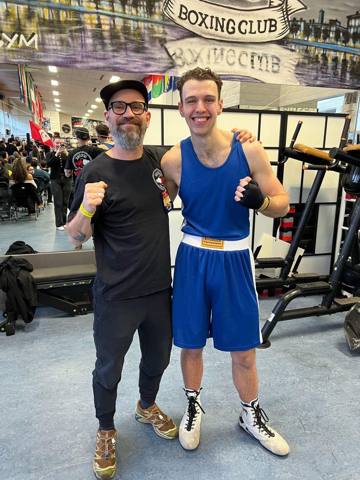 Trainer Pascal van Norden met een bokser van de club na een wedstrijd